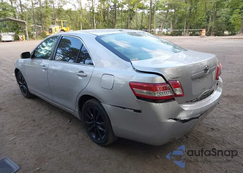 2010 Toyota Camry Le z USA, uszkodzony, nr VIN 4T1BF3EK1AU055873